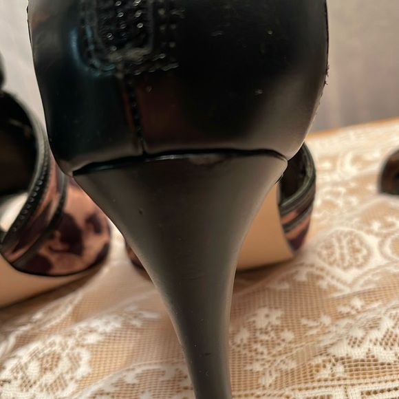 Charles Jourdan Brown and Black Heels with Open-Toe Design and Crisscross Straps - Picture 12 of 14